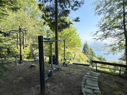 Attrezzature fitness all'aperto su terrazza collinare con vista sul Lago Maggiore presso il resort termale di lusso a Stresa, Italia