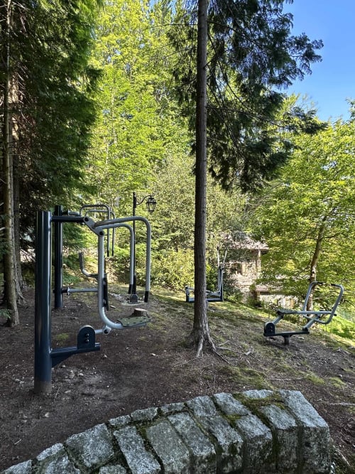 Attrezzature di benessere all'aperto circondate dal bosco della lussuosa spa retreat di Stresa con vista sul Lago Maggiore