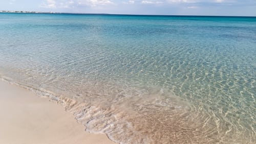 Acque cristalline turchesi e spiaggia sabbiosa a My Home Apulia a Veglie, Italia, splendida vista sul mare dall'appartamento