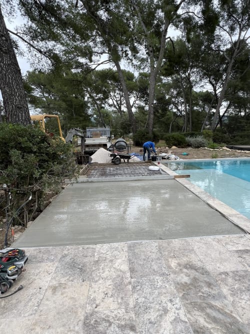 Rénovation de la piscine en cours au Mas Misajail, un gîte français au Castellet