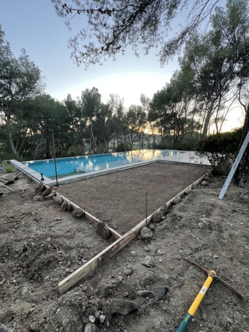 Construction de la piscine Mas Misajail au Castellet avec eucalyptus et terrains aménagés