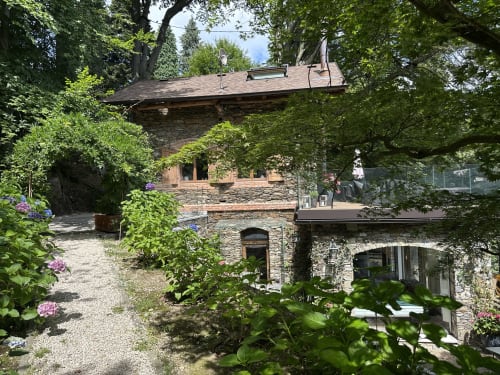 Cottage di lusso in pietra con accesso spa immerso in rigogliosi giardini, rifugio sul Lago Maggiore a Stresa, Italia