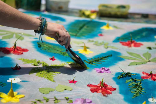 Personne créant un art floral coloré à Fare Tihi Moana, un gîte à Uturoa en Polynésie française