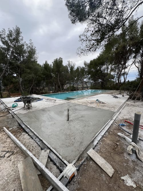 Piscine en construction au Mas Misajail B&B à Le Castellet, France, entourée d'eucalyptus