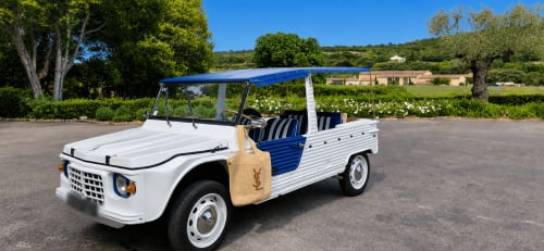 White and blue vintage Citroën truck at CARPE DIEM Résidence Hôtelière in Lorgues with countryside backdrop