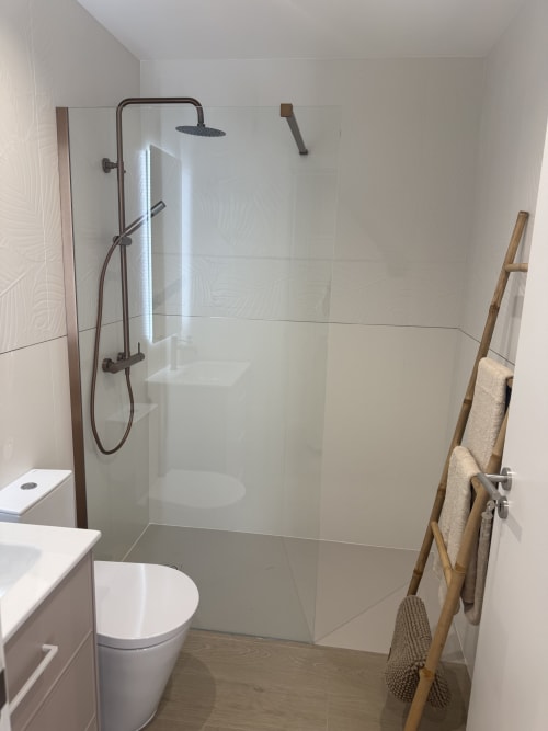 Casa de banho moderna com poliban, sanita e toalheiro em madeira na Vila Sotto Mayor, Figueira da Foz