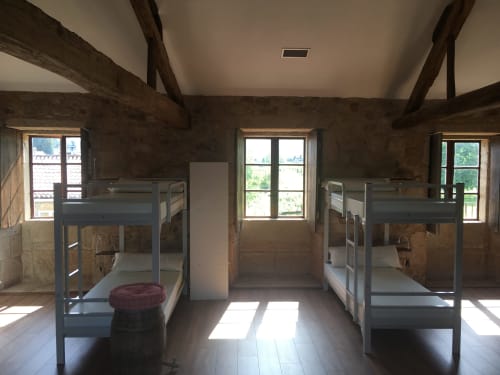 Habitación compartida de 8 camas en el hostal O Lagar De Jesus en Padrón con literas y ventanas