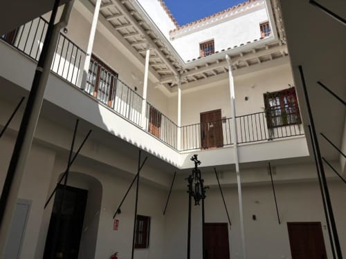Patio del apartamento Top Home Integra en Jerez de la Frontera con paredes blancas, puertas de madera y balcones