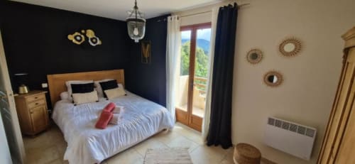Chambre Bavella du Mare e Monti Vico BnB à Vico avec lit queen-size, mur d'accent bleu marine, balcon vue montagne et décoration moderne