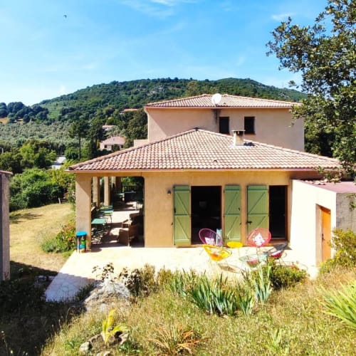 Gîte Mare e Monti Vico : villa aux toits en terre cuite, volets verts, vues sur les collines