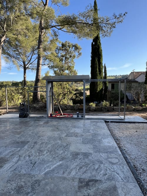 Terrasse moderne avec dallage en pierre au Mas Misajail B&B à Le Castellet, pergola et cyprès