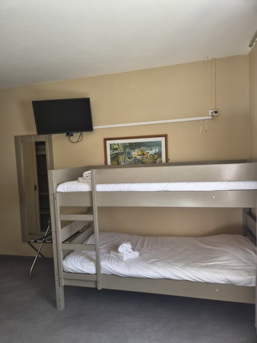 Lits superposés dans la chambre familiale de l'Hôtel Bar La Pinède, Saint-Jean-de-Monts avec TV et bureau
