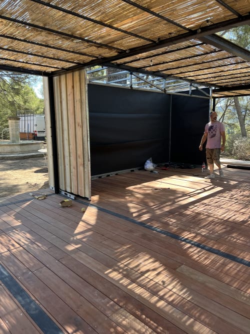 Patio couvert extérieur avec pergola en bois et écran de confidentialité noir à la Mas Misajail B&B au Castellet, France
