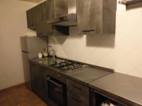 Cucina moderna con fornello a gas, forno e lavello presso Casa di Alfredo B&B a Siena, Italia