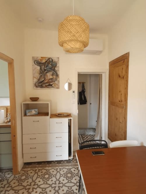 Entrée lumineuse avec suspension en tissage, meuble de rangement crème, portes en bois et carrelage à motifs au Mas des