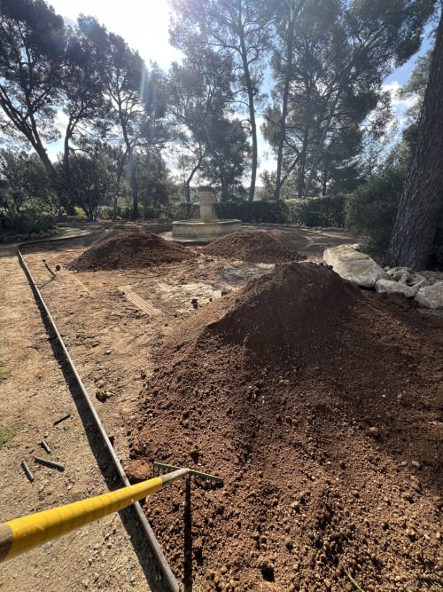 Chantier de construction avec tas de terre et irrigation au jardin de Mas Misajail, Le Castellet