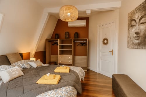 Suite Maunoury à Maunoury Citybreak à Chartres avec lits jumeaux, armoire en bois et équipements modernes
