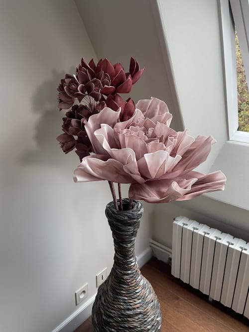Élégant arrangement floral aux fleurs roses et bordeaux dans un vase texturé, suite du Maunoury Citybreak à Chartres