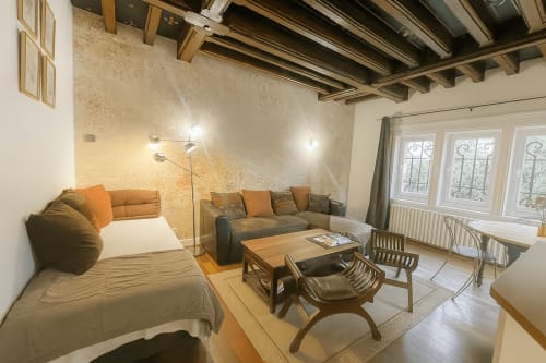 Suite moderne à Maunoury Citybreak à Chartres avec séjour, chambre, canapé et terrasse vue jardin