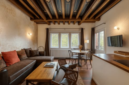 Élégant séjour de la Suite Maunoury à Maunoury Citybreak, Chartres, avec canapé en cuir marron, mobilier en bois et jardin