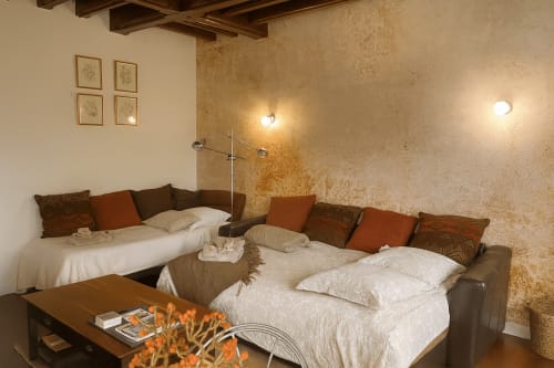 Appartement Suite Maunoury à Maunoury Citybreak à Chartres avec deux lits, salon et murs texturés