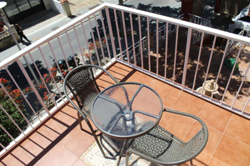 Balcón de la Habitación 14 de Villa Palmer en Paguera con mesa, sillas y vistas al mar