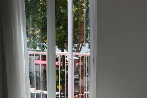 Puertas francesas con balcón con vistas a la exuberante vegetación en Villa Palmer hostel, Paguera