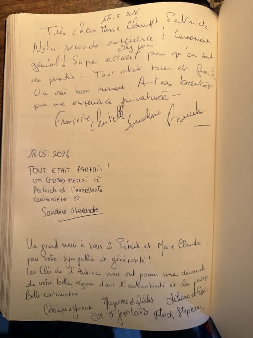 Notes manuscrites d'hôtes à La Domerie, Aubrac, louant l'hospitalité et les expériences locales