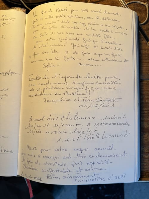 Entrées manuscrites du livre d'or à La Domerie B&B à Aubrac, France