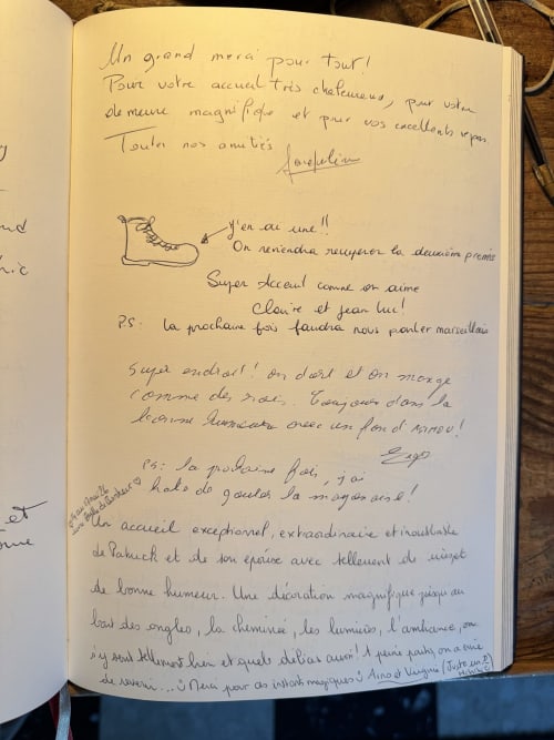 Lettre en français manuscrite dans le livre d'or de La Domerie B&B, Aubrac