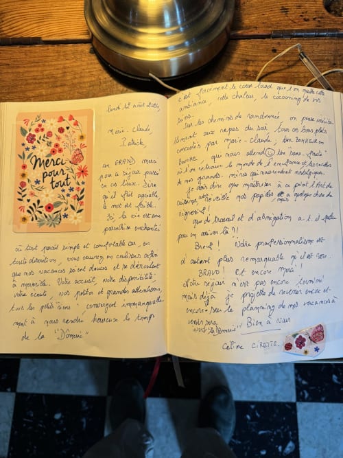 Carte de remerciement manuscrite des clients à La Domerie B&B, Aubrac, avec motifs floraux decoratifs