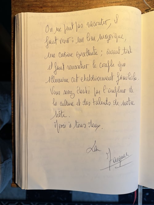 Lettre manuscrite en français dans un carnet de la gîte La Domerie à Aubrac