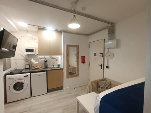Moderno apartamento estudio en Sevilla con cocina, lavadora, cama y baño cerca del centro de metro