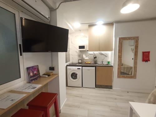 Estudio moderno en Sevilla con cocina americana, lavadora, TV de pantalla plana y zona de trabajo cerca del metro