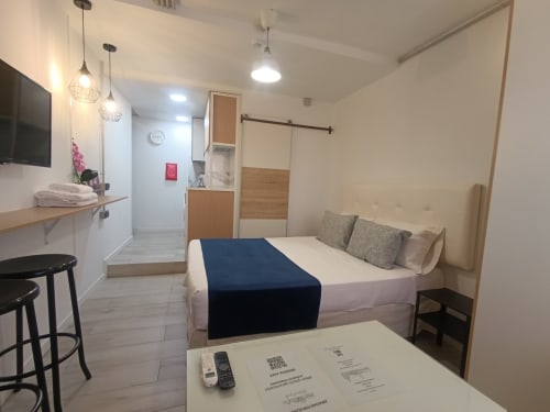 Moderno estudio en Sevilla con cama queen, cocina americana, baño y barra, cerca del metro