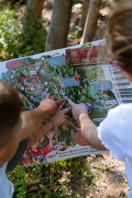 Bambini osservano una mappa presso l'Agriturismo Cà Fenile ad Alzano Lombardo, Italia