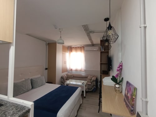 Moderno apartamento estudio en Sevilla con cama, sofá, cocina y vistas a la ciudad. El Rincón de Sevilla cerca del metro.