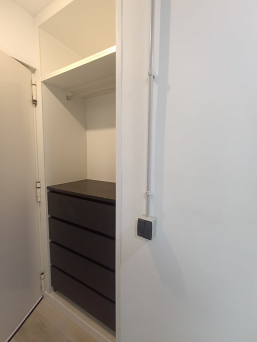 Moderno armario de apartamento con cajones oscuros y estanterías blancas en El Rincón de Sevilla, Sevilla
