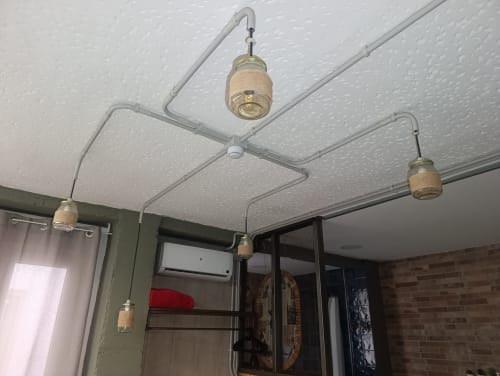 Instalación de techo con lámparas colgantes y tuberías de PVC en apartamento El Rincón de Sevilla, Sevilla España