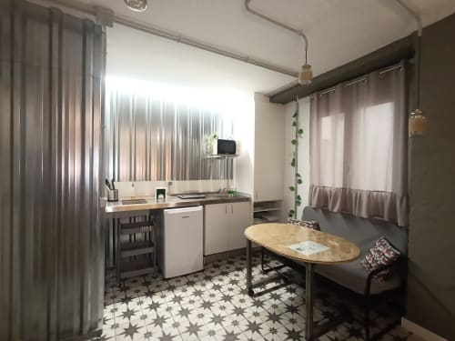 Dormitorio moderno en apartamento de Sevilla con escritorio, cocina americana, sofá cama y suelo de diseño cerca del centro metro