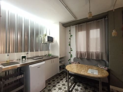 Cocina moderna y zona de comedor en apartamento El Rincón de Sevilla, Sevilla España con mesa de madera y cocina equipada