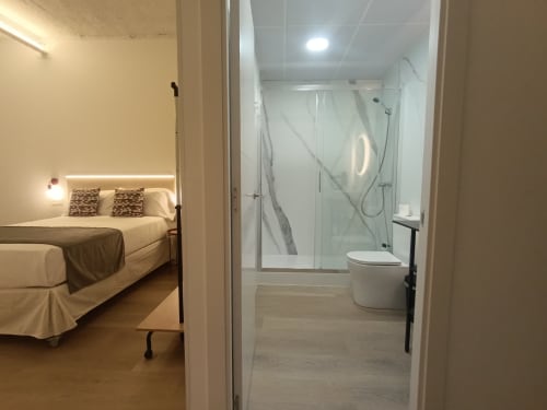 Dormitorio moderno con baño privado en el apartamento El Rincón de Sevilla, Sevilla, España