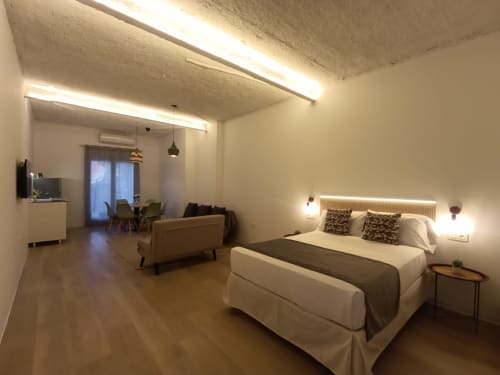 Estudio moderno en El Rincón de Sevilla con cama, sofá, cocina americana e iluminación contemporánea