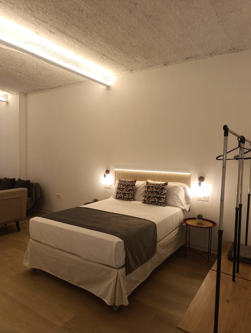 Dormitorio moderno en El Rincón de Sevilla con cama de matrimonio, iluminación ambiental, pisos de madera y mobiliario contemporáneo