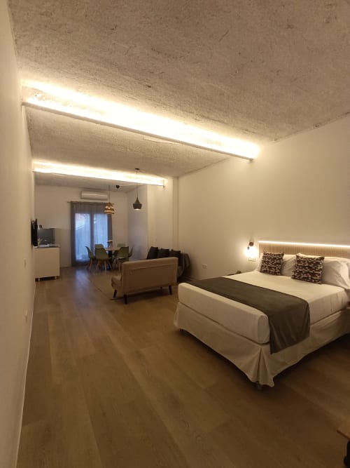 Moderno estudio en El Rincón de Sevilla con cama doble, sofá, cocina americana e iluminación contemporánea en Sevilla