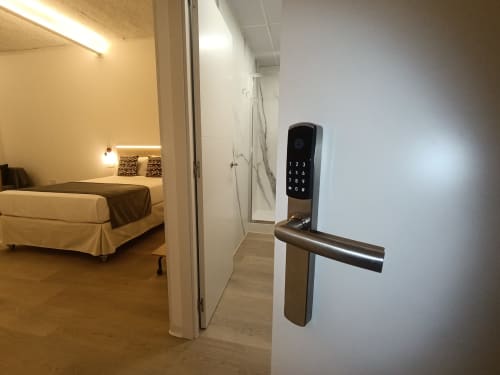 Cerradura digital inteligente en puerta de apartamento con dormitorio visible en El Rincón de Sevilla, Sevilla