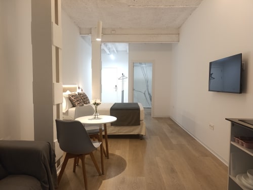 Moderno estudio en El Rincón de Sevilla con sala de estar, cama, TV, mesa de comedor y cocina equipada