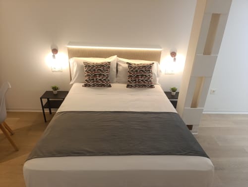 Dormitorio moderno en El Rincón de Sevilla, apartamento de Sevilla con cama queen, iluminación ambiental y mobiliario contemporáneo
