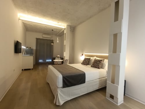 Dormitorio moderno en el apartamento El Rincón de Sevilla en Sevilla, España, con cama de matrimonio y iluminación ambiental
