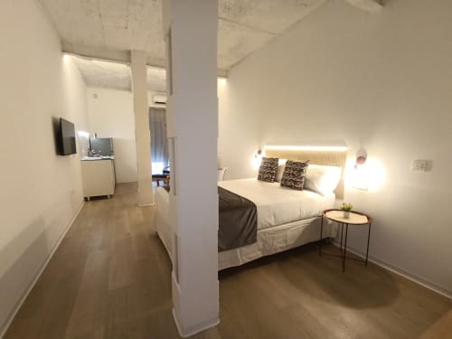 Habitación moderna en el apartamento El Rincón de Sevilla con cama matrimonial, iluminación ambiental, TV y zona de estar abierta